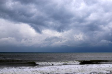 İsrail 'in kuzeyindeki Akdeniz üzerinde gökyüzünde yağmur bulutları 
