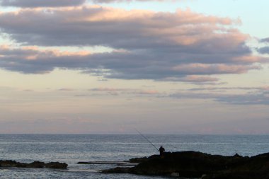 İsrail 'in kuzeyindeki Akdeniz üzerinde gökyüzünde yağmur bulutları 