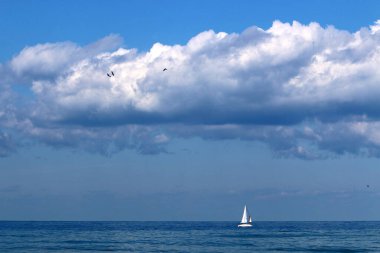 İsrail 'in kuzeyindeki Akdeniz üzerinde gökyüzünde yağmur bulutları 