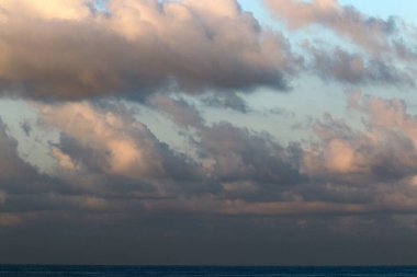 İsrail 'in kuzeyindeki Akdeniz üzerinde gökyüzünde yağmur bulutları 