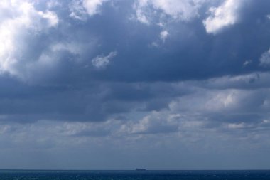 İsrail 'in kuzeyindeki Akdeniz üzerinde gökyüzünde yağmur bulutları 