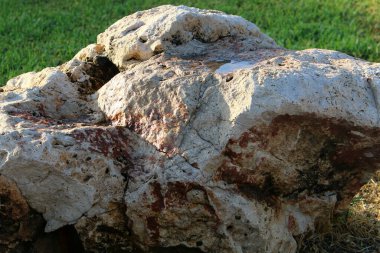 Kuzey İsrail 'deki dağlarda dağ kayaları ve büyük taşlar. 