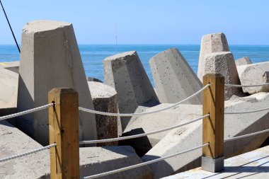Akdeniz kıyılarındaki fırtına dalgalarından sahili korumak için dalgalı sulara devasa beton bloklar ve büyük taşlar konur. 