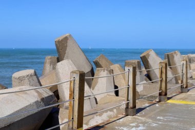 Akdeniz kıyılarındaki fırtına dalgalarından sahili korumak için dalgalı sulara devasa beton bloklar ve büyük taşlar konur. 