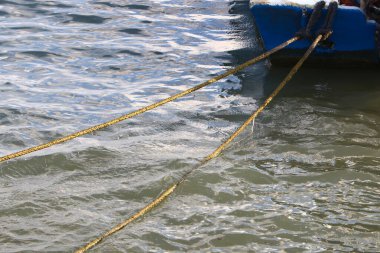 Denizci halatı yaklaş. Rıhtımdaki tekne ve yatlar için halat.. 