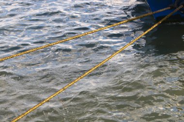 Denizci halatı yaklaş. Rıhtımdaki tekne ve yatlar için halat.. 