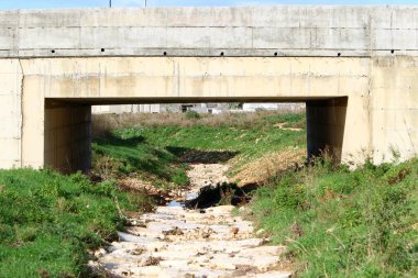 İsrail 'de bir köprünün parçaları. 