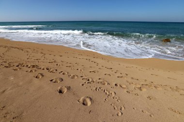 İsrail 'in kuzeyinde Akdeniz' de kumlu bir sahilde ayak izleri. 