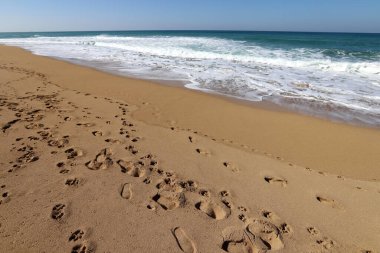 İsrail 'in kuzeyinde Akdeniz' de kumlu bir sahilde ayak izleri. 
