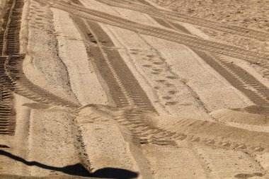 İsrail 'in kuzeyinde Akdeniz' de kumlu bir sahilde ayak izleri. 