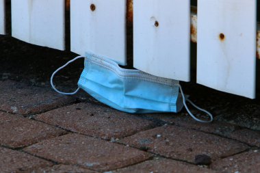 Corona virüsüne karşı korunmak için kullanılan tek kullanımlık tıbbi maske. Maske çöpe atıldı. WHO 'nun Coronavirus Kavramı: COVID-19. 