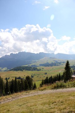 İtalyan Dolomitleri 'ndeki dağ manzarası bulutlu bir gökyüzünün arka planına karşı. Avrupa 'da popüler turizm beldesi. 