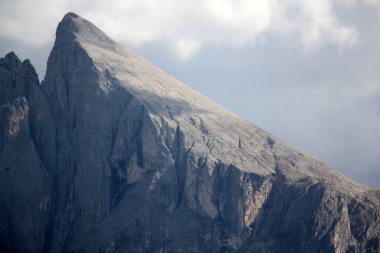 İtalyan Dolomitleri 'ndeki dağ manzarası bulutlu bir gökyüzünün arka planına karşı. Avrupa 'da popüler turizm beldesi. 