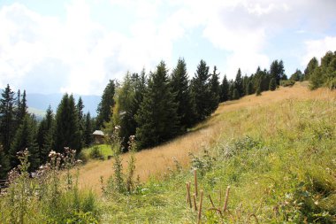 İtalyan Dolomitleri 'ndeki dağ manzarası bulutlu bir gökyüzünün arka planına karşı. Avrupa 'da popüler turizm beldesi. 