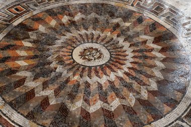 M.Ö. 6. yüzyılın ortalarında İsrail 'in kuzeyinde bir kilisenin kalıntıları üzerine antik dini mozaiklerin parçaları. 