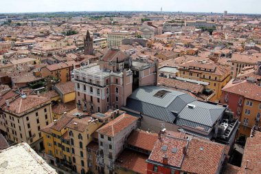 İtalya 'nın Verona şehrinin kırmızı kiremitli çatıları. Avrupa 'da popüler turizm rotası. 