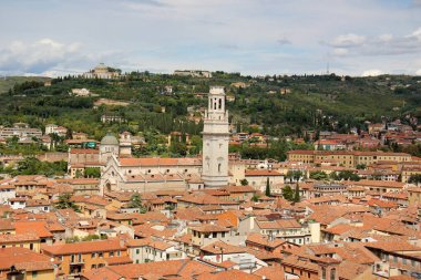 İtalya 'nın Verona şehrinin kırmızı kiremitli çatıları. Avrupa 'da popüler turizm rotası. 
