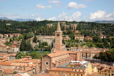 İtalya 'nın Verona şehrinin kırmızı kiremitli çatıları. Avrupa 'da popüler turizm rotası. 