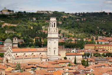 İtalya 'nın Verona şehrinin kırmızı kiremitli çatıları. Avrupa 'da popüler turizm rotası. 