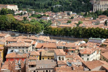 İtalya 'nın Verona şehrinin kırmızı kiremitli çatıları. Avrupa 'da popüler turizm rotası. 