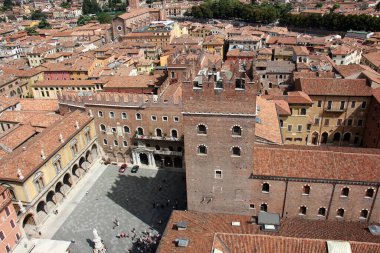 İtalya 'nın Verona şehrinin kırmızı kiremitli çatıları. Avrupa 'da popüler turizm rotası. 