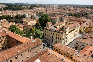 İtalya 'nın Verona şehrinin kırmızı kiremitli çatıları. Avrupa 'da popüler turizm rotası. 