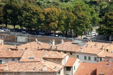 İtalya 'nın Verona şehrinin kırmızı kiremitli çatıları. Avrupa 'da popüler turizm rotası. 