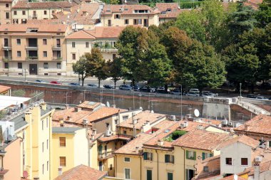 İtalya 'nın Verona şehrinin kırmızı kiremitli çatıları. Avrupa 'da popüler turizm rotası. 