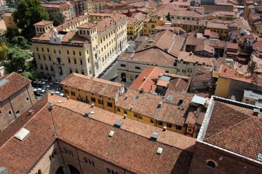 İtalya 'nın Verona şehrinin kırmızı kiremitli çatıları. Avrupa 'da popüler turizm rotası. 