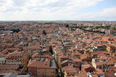 İtalya 'nın Verona şehrinin kırmızı kiremitli çatıları. Avrupa 'da popüler turizm rotası. 