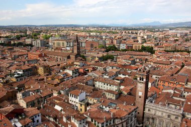 İtalya 'nın Verona şehrinin kırmızı kiremitli çatıları. Avrupa 'da popüler turizm rotası. 