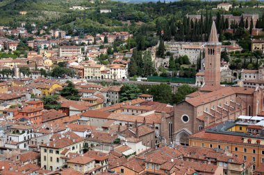 İtalya 'nın Verona şehrinin kırmızı kiremitli çatıları. Avrupa 'da popüler turizm rotası. 