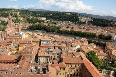 İtalya 'nın Verona şehrinin kırmızı kiremitli çatıları. Avrupa 'da popüler turizm rotası. 