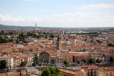 İtalya 'nın Verona şehrinin kırmızı kiremitli çatıları. Avrupa 'da popüler turizm rotası. 
