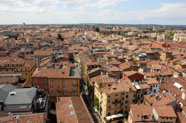 İtalya 'nın Verona şehrinin kırmızı kiremitli çatıları. Avrupa 'da popüler turizm rotası. 