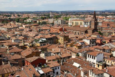 İtalya 'nın Verona şehrinin kırmızı kiremitli çatıları. Avrupa 'da popüler turizm rotası. 