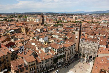 İtalya 'nın Verona şehrinin kırmızı kiremitli çatıları. Avrupa 'da popüler turizm rotası. 