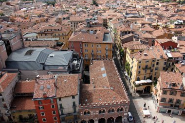İtalya 'nın Verona şehrinin kırmızı kiremitli çatıları. Avrupa 'da popüler turizm rotası. 