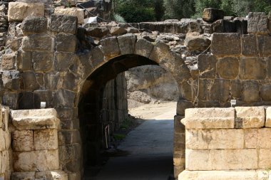 Eski bir kalenin duvarları ve kuleleri. Taş ve beton doku.. 