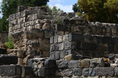 Eski bir kalenin duvarları ve kuleleri. Taş ve beton doku.. 