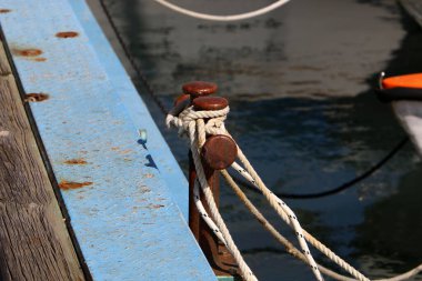 İsrail 'in Tel Aviv limanındaki Akdeniz kıyısındaki kayıkları bağlamak için bir iskele. 