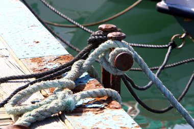 İsrail 'in Tel Aviv limanındaki Akdeniz kıyısındaki kayıkları bağlamak için bir iskele. 