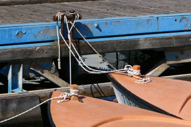 İsrail 'in Tel Aviv limanındaki Akdeniz kıyısındaki kayıkları bağlamak için bir iskele. 
