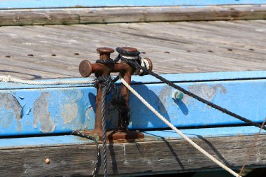 İsrail 'in Tel Aviv limanındaki Akdeniz kıyısındaki kayıkları bağlamak için bir iskele. 