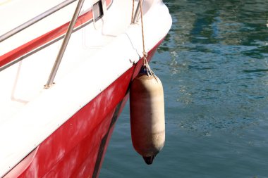 İsrail 'in Tel Aviv limanındaki Akdeniz kıyısındaki kayıkları bağlamak için bir iskele. 