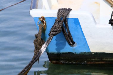 İsrail 'in Tel Aviv limanındaki Akdeniz kıyısındaki kayıkları bağlamak için bir iskele. 