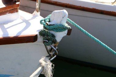 İsrail 'in Tel Aviv limanındaki Akdeniz kıyısındaki kayıkları bağlamak için bir iskele. 