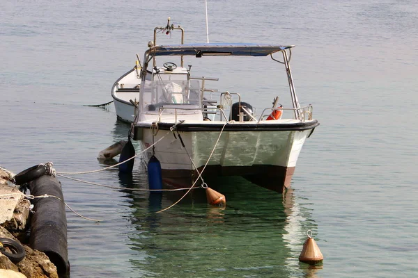 Μια Προβλήτα Για Την Πρόσδεση Σκαφών Στις Ακτές Της Μεσογείου — Φωτογραφία Αρχείου