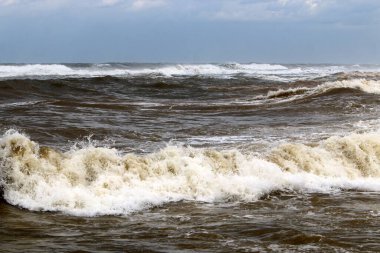 İsrail açıklarında Akdeniz 'de büyük dalgalar ve rüzgar. Denizde bahar fırtınası. 