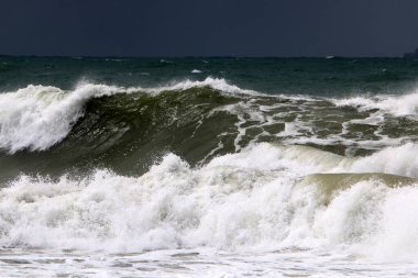 İsrail açıklarında Akdeniz 'de büyük dalgalar ve rüzgar. Denizde bahar fırtınası. 